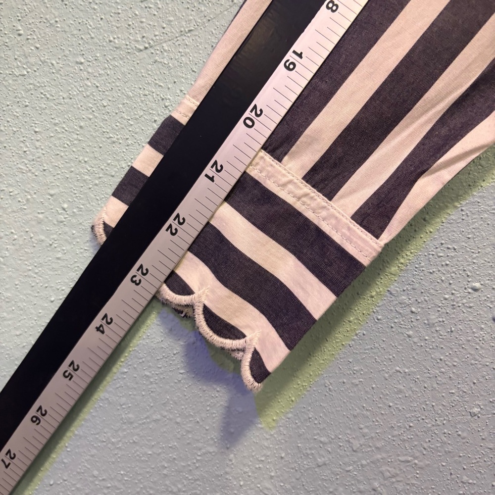 Banana Republic Women’s Gray and White Embroidered Button Down Shirt Size 0 - Picture 10 of 10